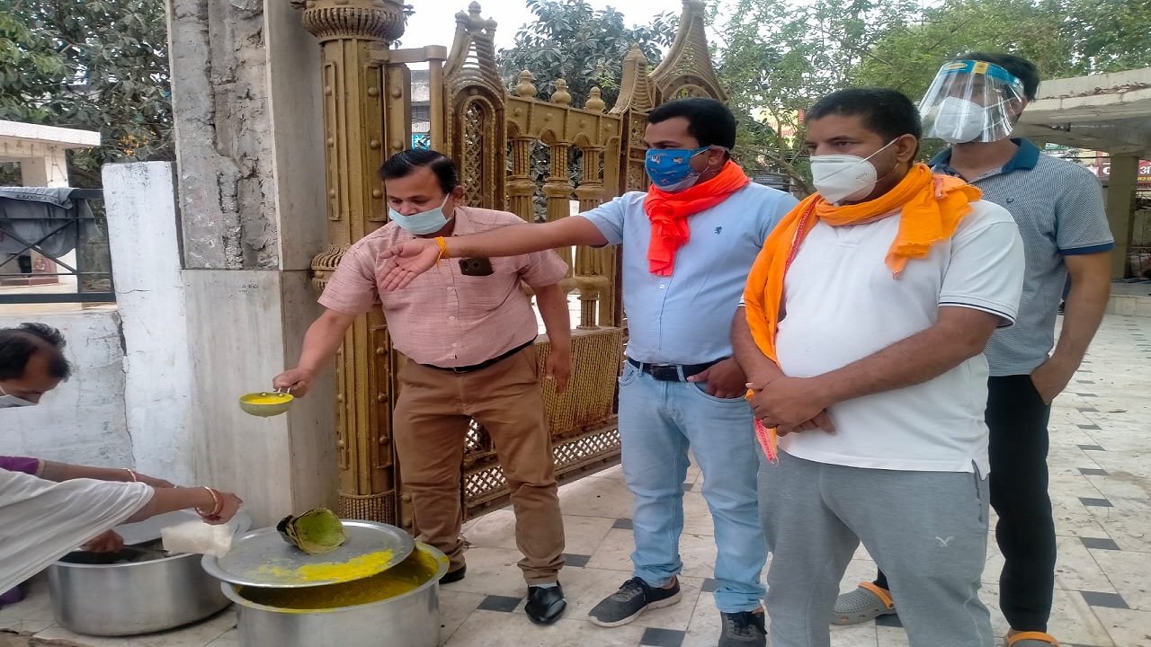 Rewa : मंदिर में मनाया गया राम जन्मोत्सव, हनुमान भक्तों ने कराया भोजन